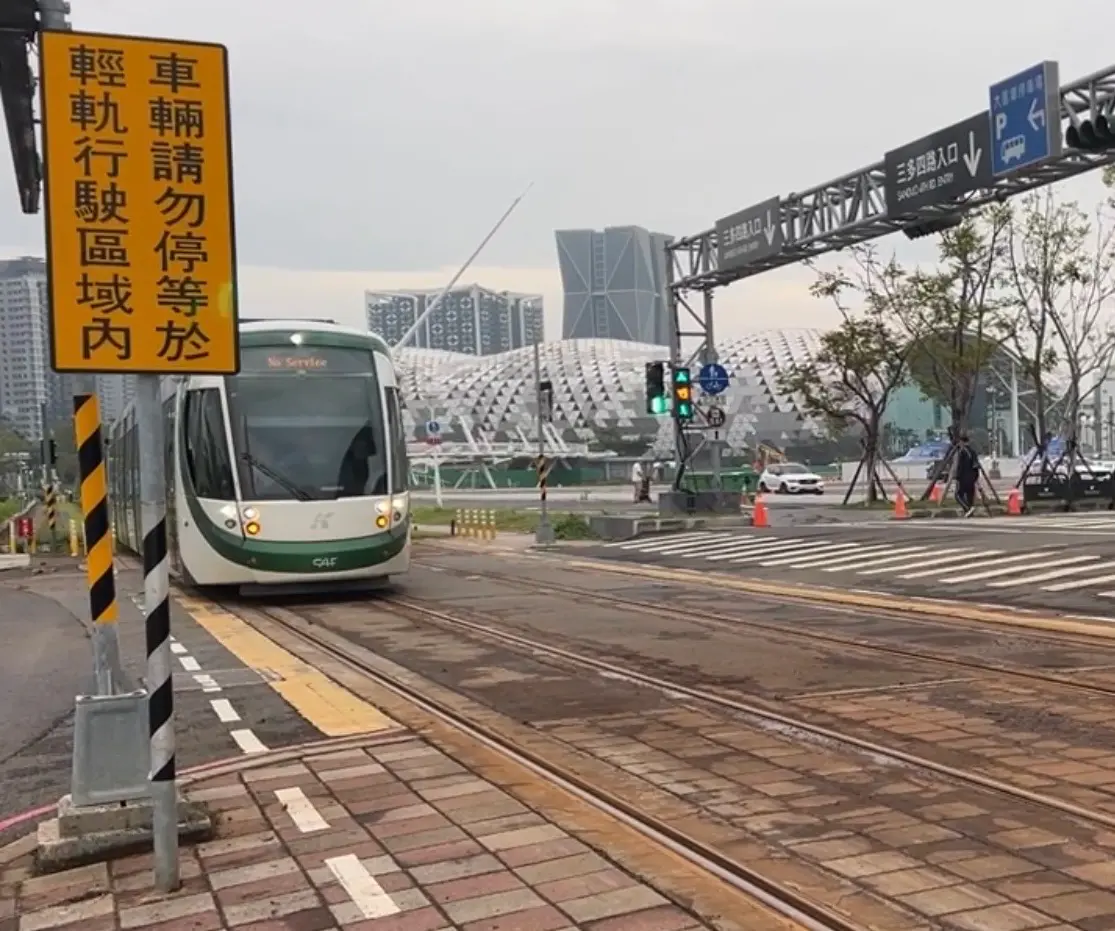 ▲捷運局提醒汽機車行經軌路段，務必遵循道路標線、標誌規定才能安全省荷包。（圖／高市府捷運局提供）