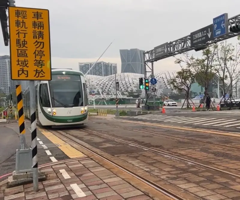 ▲捷運局提醒汽機車行經軌路段，務必遵循道路標線、標誌規定才能安全省荷包。（圖／高市府捷運局提供）