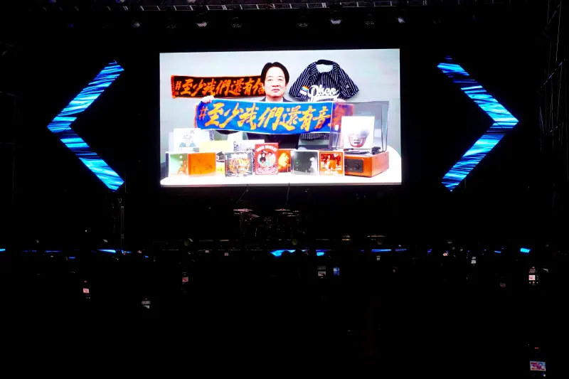 ▲台灣祭活動，縣府邀請總統賴清德錄製一段影片擔任神秘嘉賓，而影片早在3月26日就錄製完成，提醒樂迷多喝水注意安全，卻遭藍營立委顛倒時空、造謠的手法轉移焦點。（圖／屏東縣府提供）