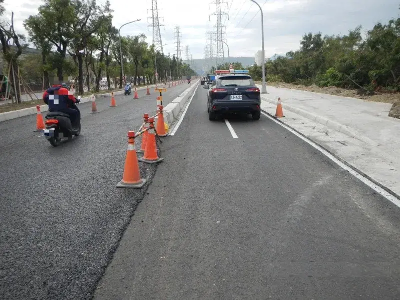 ▲3月19日上午7時至8時前後，同一時段就有6名機車騎士疑因車身碰到高低落差，相繼摔車。（圖／翻攝畫面）