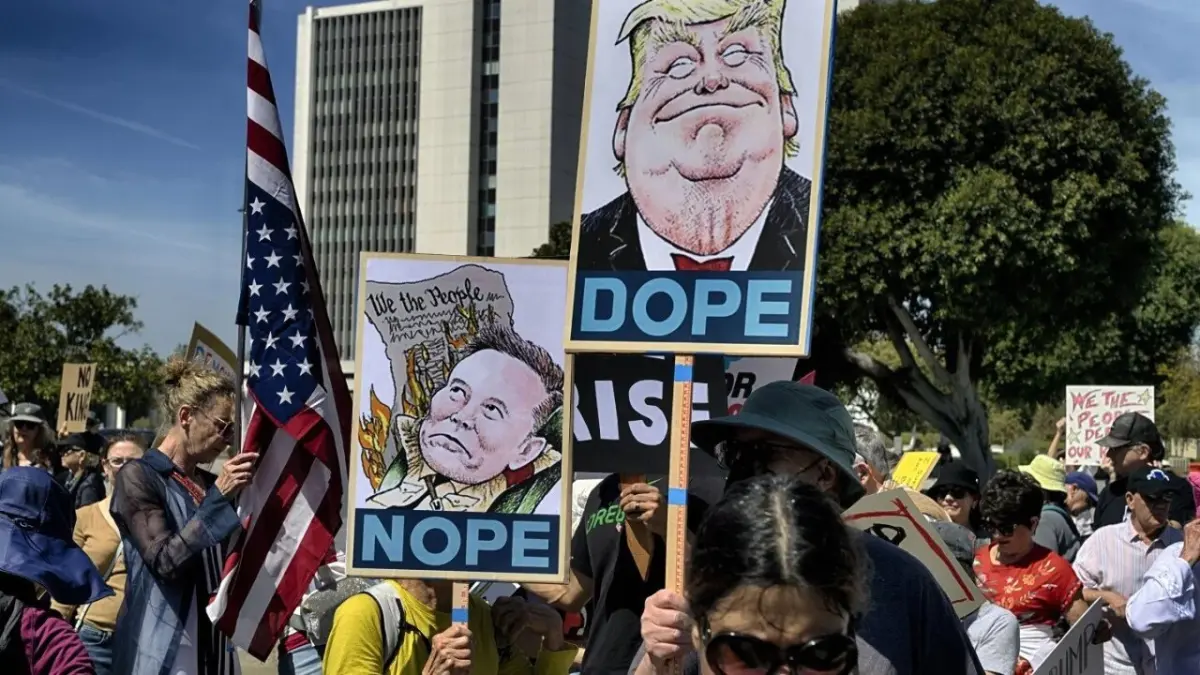 ▲全美各地計劃在5日舉行約1,200場「Hands Off」(把手拿開)示威活動，讓反對川普的抗議者有機會集體表達他們的不滿。(X@Mollyploofkins)