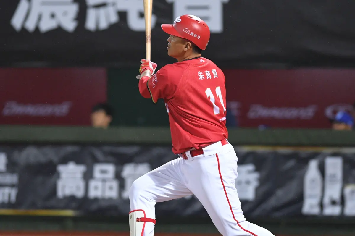 ▲味全龍朱育賢用全壘打達成個人生涯千安。（圖／味全龍提供）