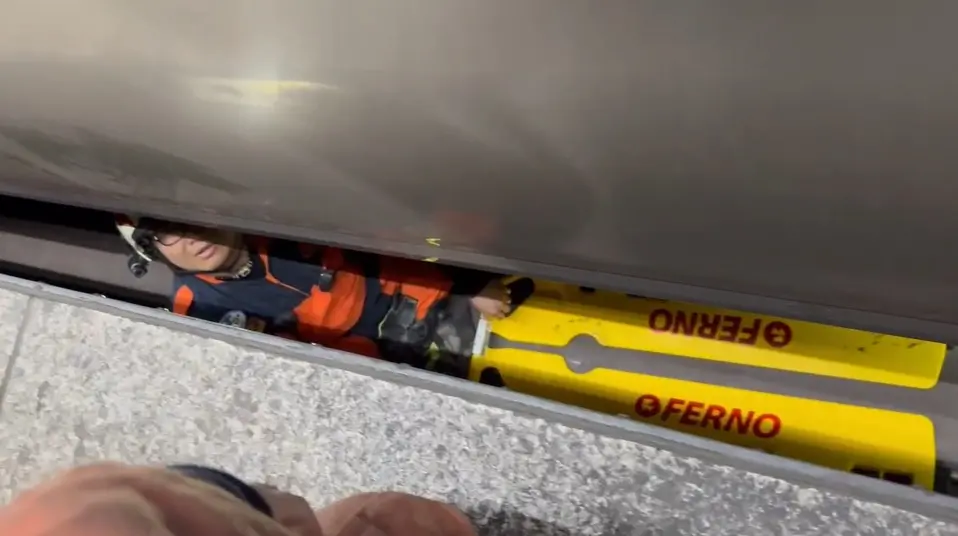 ▲北捷板南線5日晚間在府中站傳出女子落軌意外，警消獲報趕抵現場，發現該名女子已無生命徵象，但仍協助脫困。（圖／新北市消防局提供）