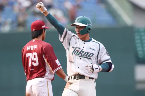 台鋼雄鷹曾子祐回到高雄澄清湖主場,繳出三安「猛打賞」。(圖/台鋼雄鷹提供) ▲台鋼雄鷹「浣熊三兄弟」中的小弟、游擊新星曾子祐因精湛球技、姣好的面容以及親和力深受各個年齡層的球迷喜愛。(圖/台鋼雄鷹提供)