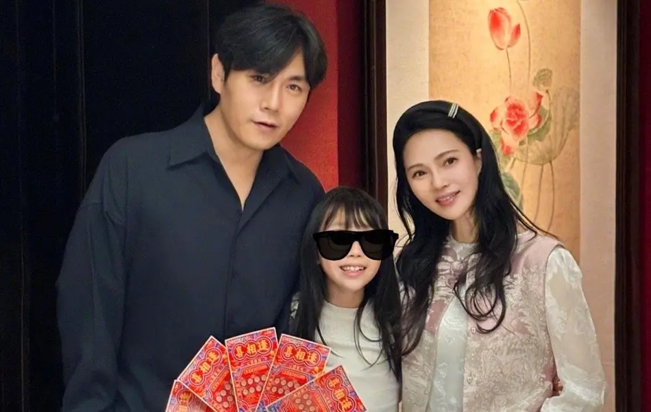 ▲中國網友瘋傳秦昊（左）被陳妍希坐大腿的照片，還說他和伊能靜（右）婚後是各過各的生活。對此，伊能靜近日透過直播澄清謠言，也解釋他們結婚10年沒買房的真相。（圖／翻攝自微博）