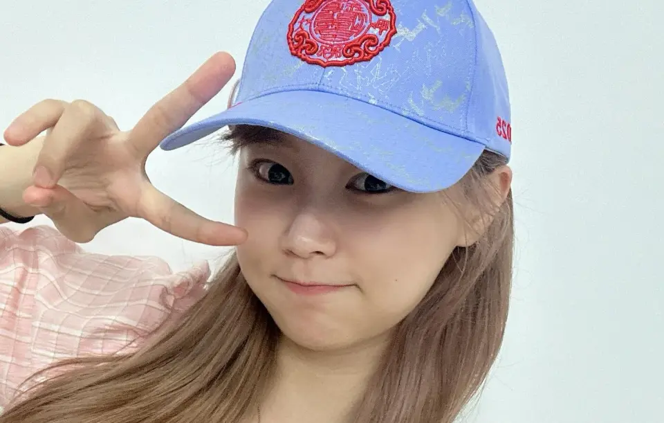 ▲朴善珠頭戴「秩序帽」自拍，成為第一位朝聖大甲媽祖遶境的韓籍啦啦隊女神，她也興奮直呼：「希望台灣神明的保佑也能降臨到我身上」。（圖／朴善珠Threads）