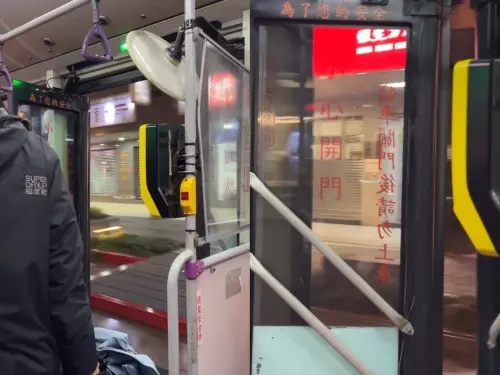 影／捷運因落軌停駛改搭公車！竟遇「車門大開」就上路嚇壞乘客
