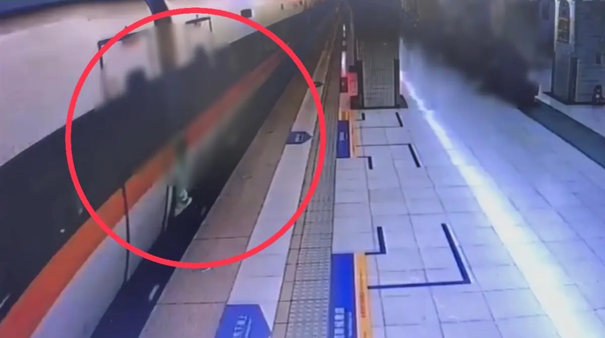 ▲ 蔡姓男子因趕不上火車，竟異想天開攀附在車廂連結器，最後因體力不支坐臥在七堵火車站。（圖／警方提供）