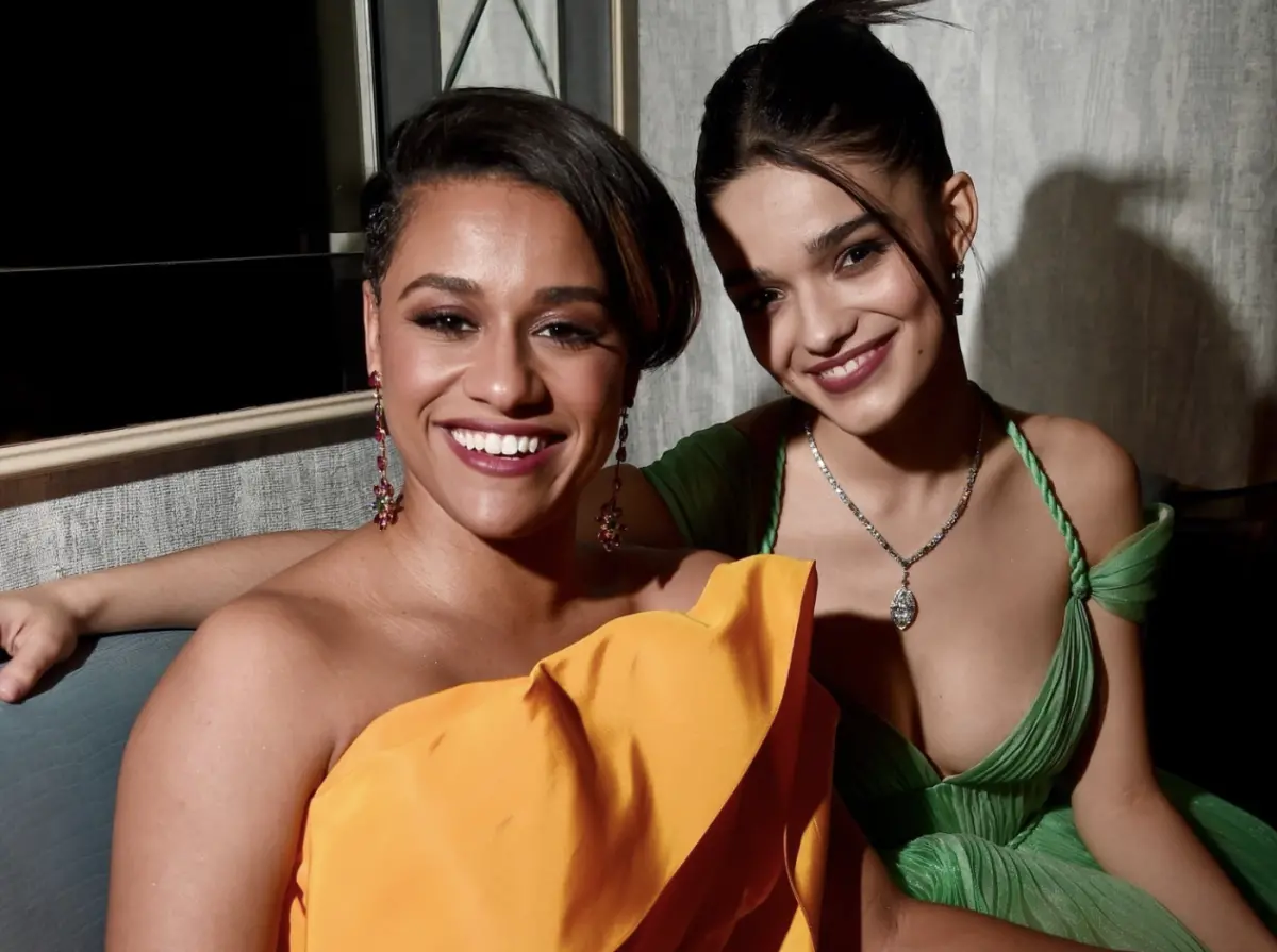 ▲瑞秋曾格勒（右）因《白雪公主》爭議被網友圍剿，昔日和合作過《西城故事》的亞莉安娜黛博塞（左）也在社群網站上轉發該片製片的兒子罵她的發言，被懷疑彼此不和，雖然很快刪文，亞莉安娜卻沒有向瑞秋道歉。（圖／摘自criticschoice IG）