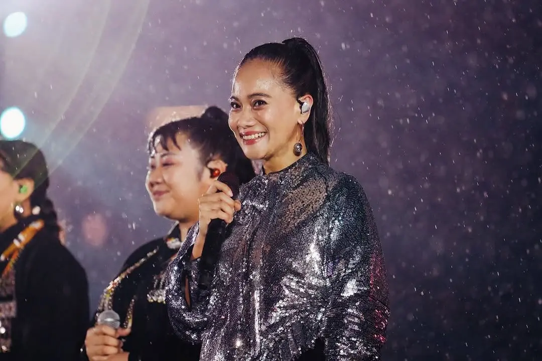 ▲阿爆於2024年7月站上巴黎文化奧運舞台後，今年5月31日，受邀出席邦交國史瓦帝尼王國（簡稱史國）的大型音樂祭「灌木之火」（MTN Bushfire），將台灣流行音樂文化推廣至非洲地區。（圖／翻攝自阿爆IG）