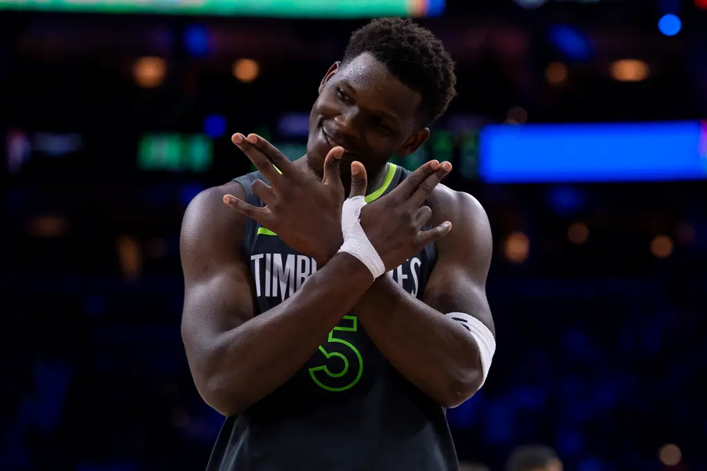 ▲明尼蘇達灰狼球星Anthony Edwards打破Stephen Curry所保持的紀錄，成為史上最年輕達成「單季300三分」的球員。（圖／美聯社／達志影像）