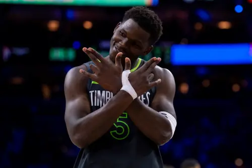 明尼蘇達灰狼球星Anthony Edwards打破Stephen Curry所保持的紀錄,成為史上最年輕達成「單季300三分」的球員。 ▲明尼蘇達灰狼球星Anthony Edwards打破Stephen Curry所保持的紀錄,成為史上最年輕達成「單季300三分」的球員。(圖/美聯社/達志影像)