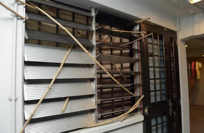 ▲新加坡一間組屋的屋主，把屋子變成自製堡壘，而且行徑怪異，讓住戶不堪其擾。（圖／翻攝自新民日報）