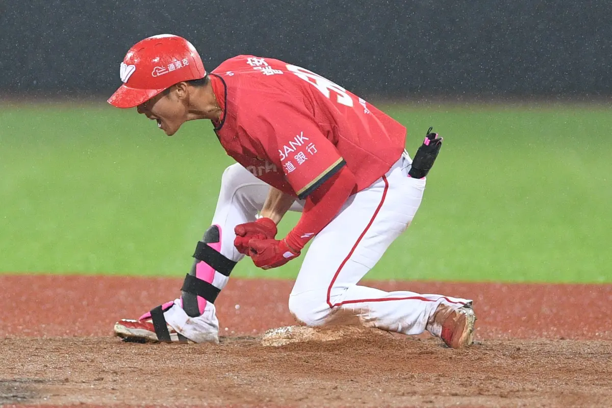 ▲味全龍曾聖安敲出職業生涯首支安打，上壘後難掩激動情緒。（圖／味全龍提供）