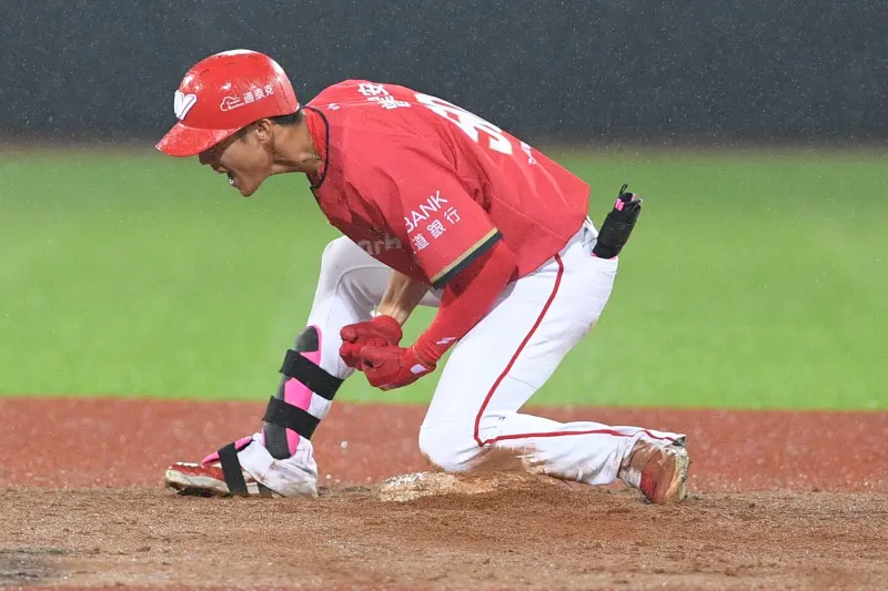 ▲味全龍曾聖安敲出職業生涯首支安打，上壘後難掩激動情緒。（圖／味全龍提供）