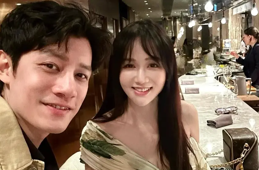 ▲陳喬恩（右）和老公Alan（左）到餐廳吃飯慶祝她46歲生日，只見照片中的陳喬恩甩開腫臉陰影，狀態驚喜回春，少女感十足。（圖／陳喬恩IG）