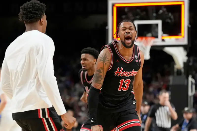 ▲在本屆NCAA四強戰中，原被外界視為冠軍大熱門的杜克大學（Duke），最終卻在最後8分鐘遭遇對手強勢逆襲，以67：70敗給休士頓大學（Houston），無緣挺進冠軍戰。最後35秒休士頓大學轟出9：0攻勢，最終完成逆轉。（圖／美聯社／達志影像）