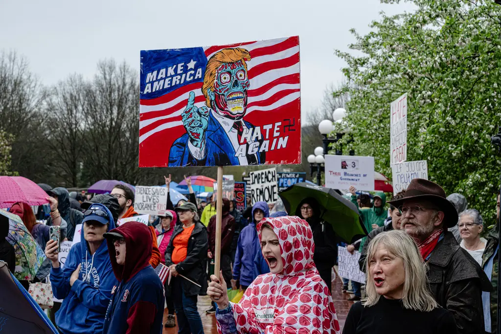 ▲大批美國民眾5日齊聚發起「住手！」示威，抗議美國總統川普的各項政策。（圖／美聯社／達志影像）