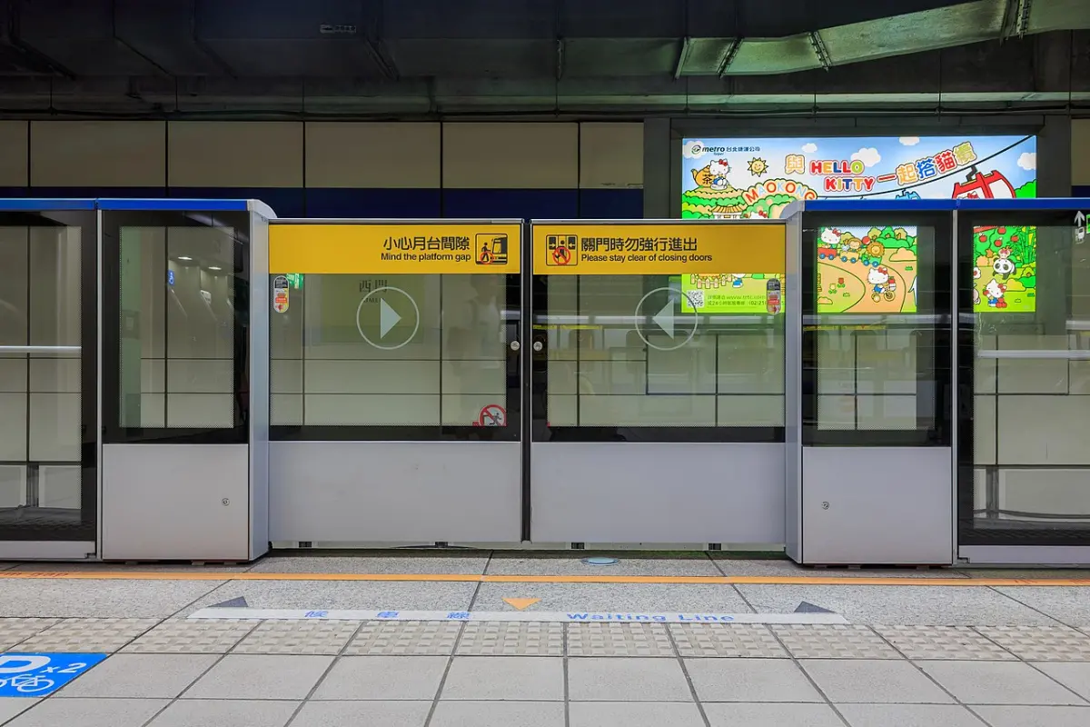 ▲捷運再發生民眾翻越月台落軌輕生意外，網掀討論「半高式月台門」。（圖／翻攝畫面）