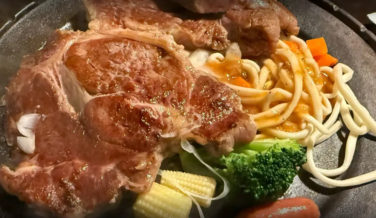 ▲平價牛排搭配自助吧吃到飽，一直以來都是多數台灣人相當喜愛的用餐型態。（圖／翻攝GoogleMaps）