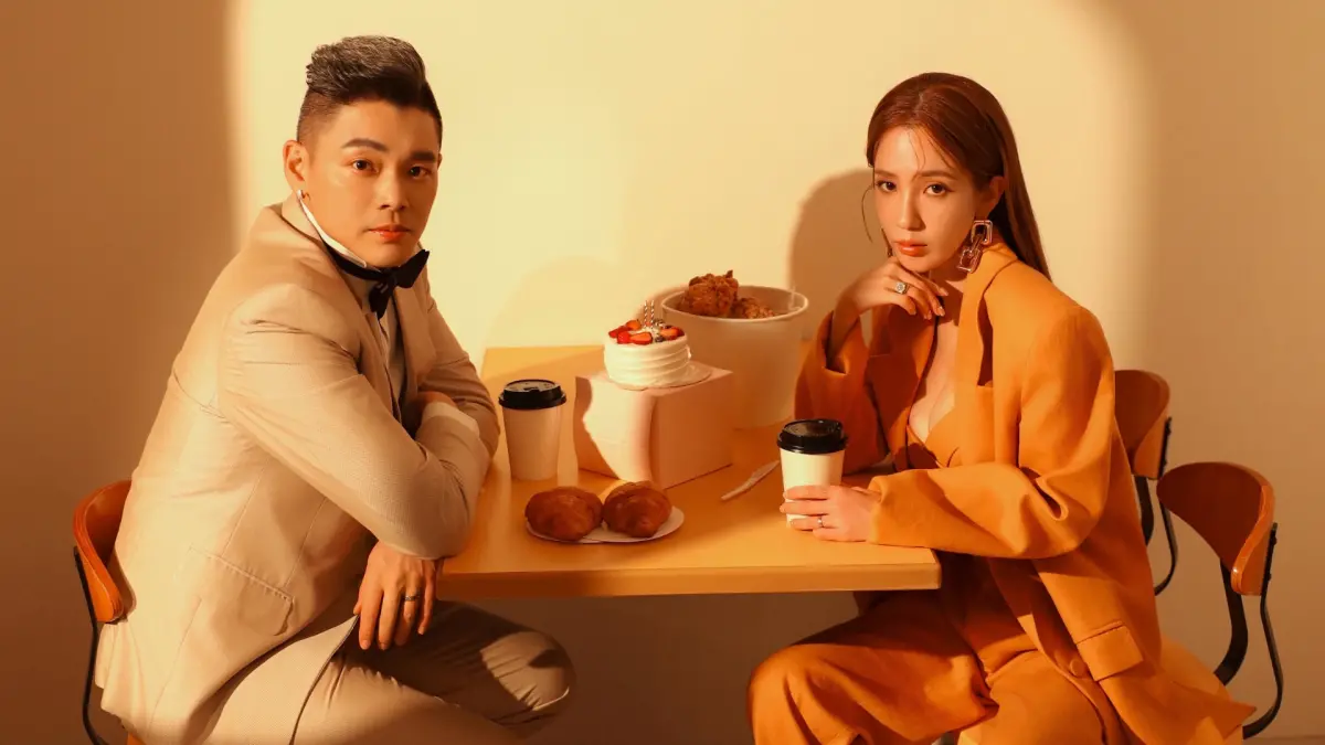 ▲愛雅（右）與老公小萬（左）攜手創立品牌「愛雅辣呦」，營業額逼近3億，夫妻倆更領養了「2寶」狗狗漂亮，也將彼此相知相惜的故事，譜成了一首動人情歌—《關於我們》，可以說是雙喜臨門。（圖／有魚娛樂提供）