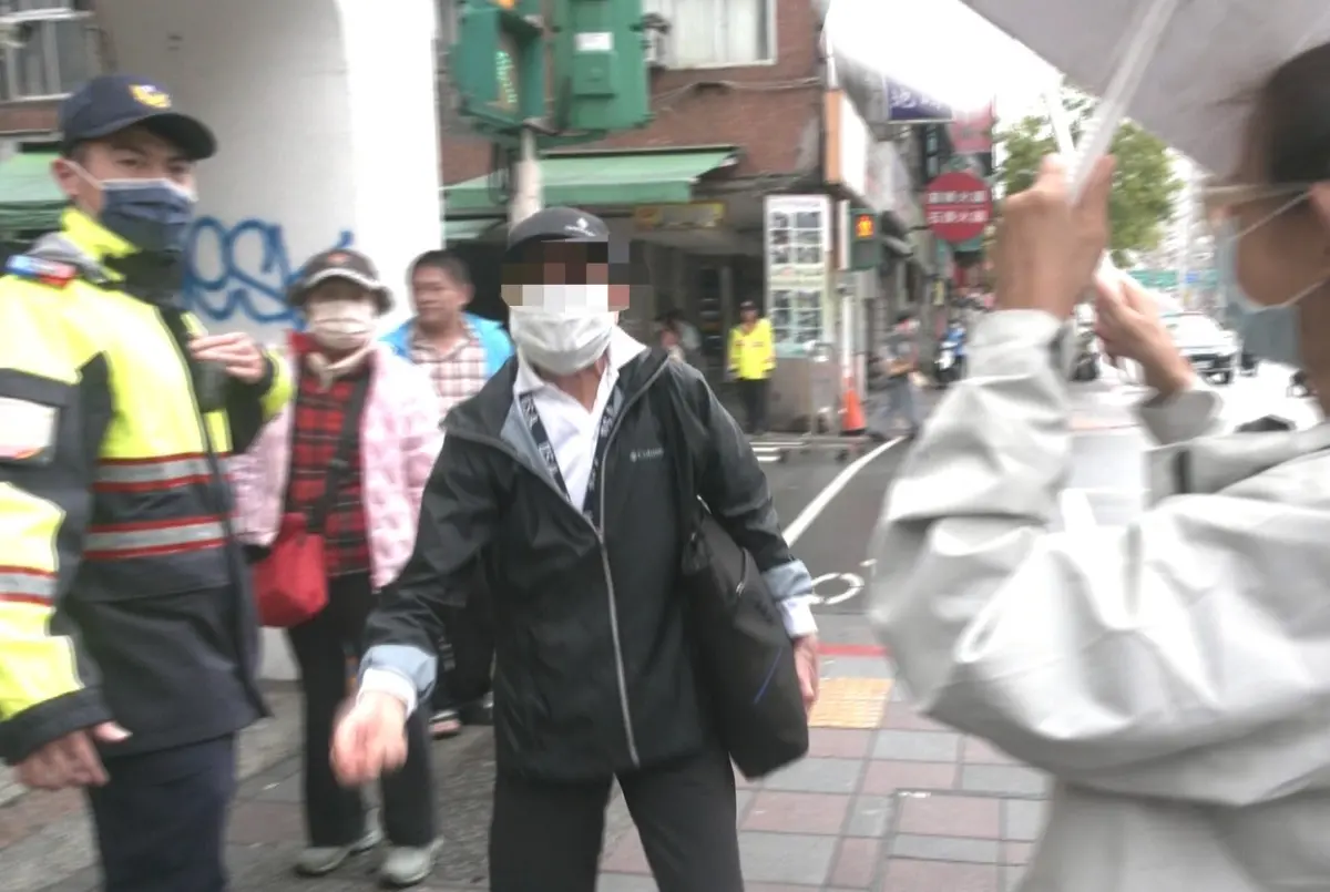 ▲頭戴鴨舌帽的婦人經過罷免徐巧芯、王鴻薇攤位對著志工挑釁，看到有人拿手機蒐證，還怒嗆查我水表啊，讓現場氣氛一度非常緊張。（圖／民眾提供）