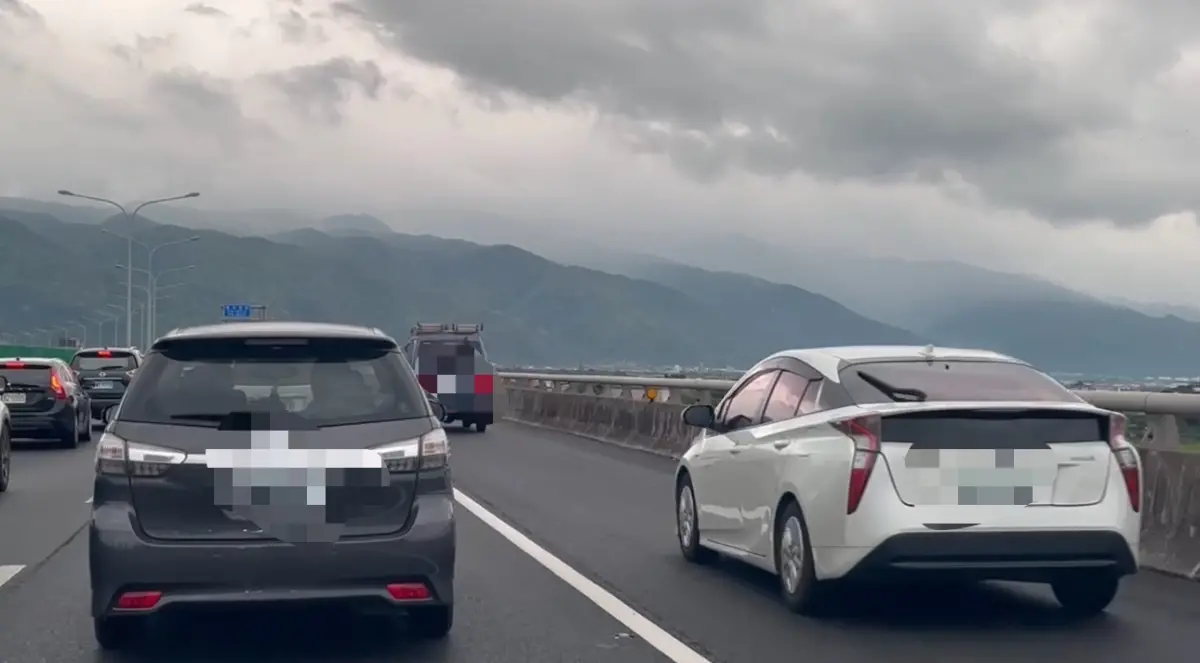 ▲國5出現北返車潮，上午一度紫爆，預計深夜10點才可能緩解，但不少民眾耐不住性子，違規走路肩。（圖／翻攝畫面）