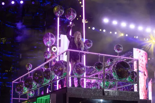 ▲張惠妹在特製的「移動舞台」上表演，噱頭十足，成為演唱會一大特色。（圖／聲動娛樂提供）