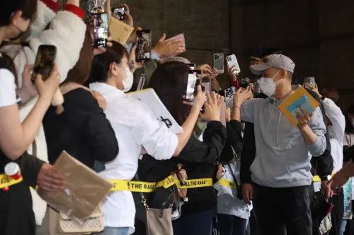 ▲張學友（右）走向歌迷，不但握手、寒暄，跟他們幾乎沒有距離，展現親民的一面。（圖／NOWnews攝影中心）