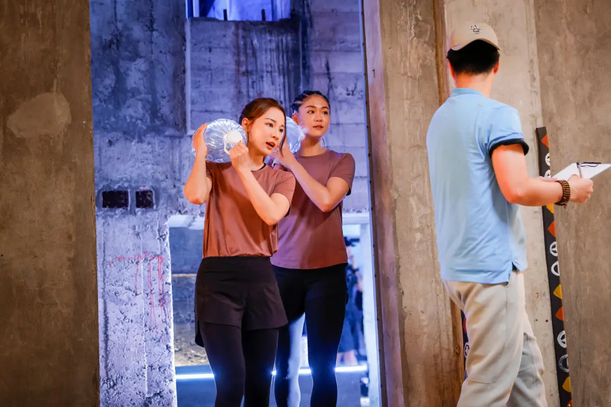 ▲節目《不在我的世界當勇者》主持群挑戰搬運20公斤沙包，林莎在嘗試扛輪胎後忍不住痛喊：「輪胎有內凹，扛上肩真的超痛，根本沒辦法再跑動！」（圖／公視台語台提供）