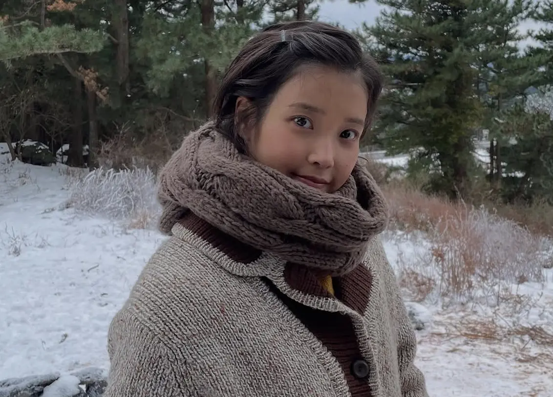 ▲IU昨日發出《苦盡柑來遇見你》的花絮照，其中被劇迷發現，原來劇組有拍攝IU帶著已逝4歲兒子「銅明」回家的畫面，讓許多人看到照片後都忍不住流淚。（圖／IU IG）