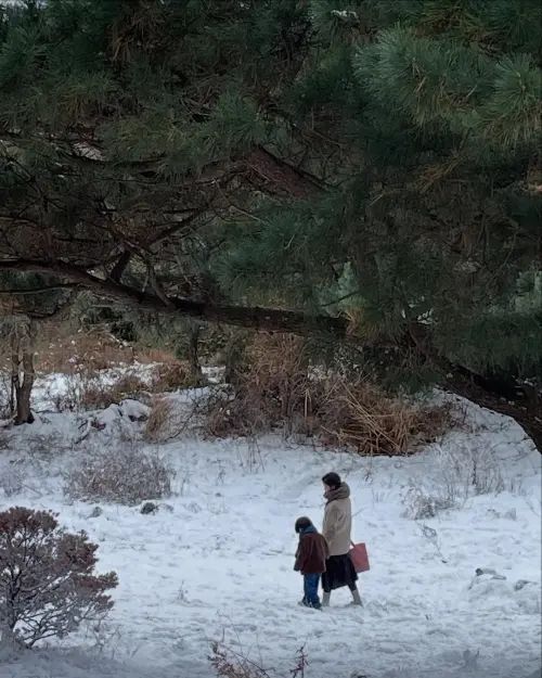 ▲IU牽著過世的4歲小兒子銅明回家的畫面,只可惜最後被劇組刪掉。(圖/IU IG) ▲IU牽著過世的4歲小兒子銅明回家的畫面,只可惜這段最後被劇組刪掉。(圖/IU IG)