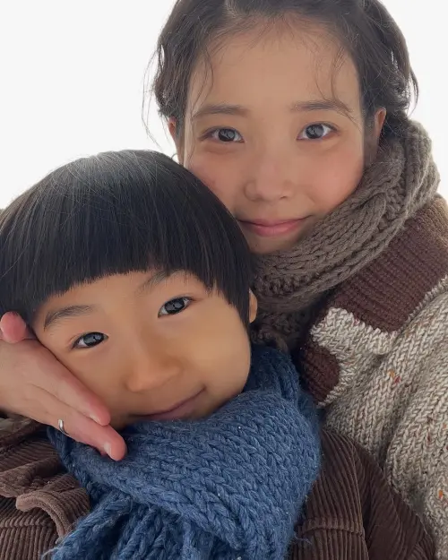 ▲IU牽著過世的4歲小兒子銅明回家的畫面,只可惜最後被劇組刪掉。(圖/IU IG) ▲IU牽著過世的4歲小兒子銅明回家的畫面,只可惜最後被劇組刪掉。(圖/IU IG)