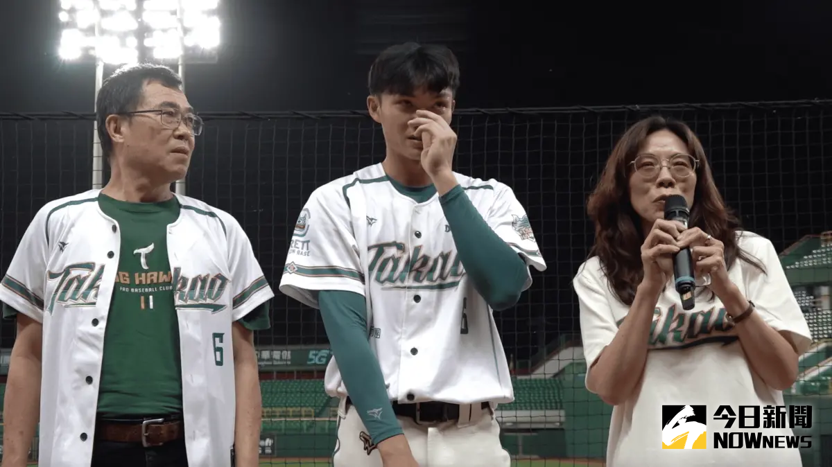 ▲台鋼雄鷹王博玄見到父母後認不住落淚。（圖／記者陳云茹攝）