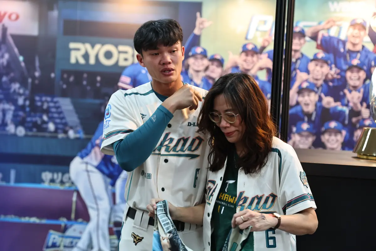 ▲台鋼雄鷹王博玄（左）賽前活動見到王媽媽（右）時忍不住落淚。（圖／中華職棒提供）