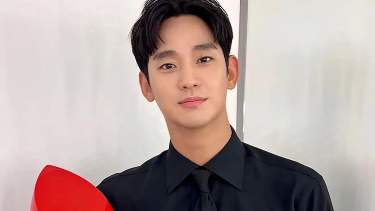 ▲男星金秀賢（如圖）和已故女星金賽綸交往的爭議造成他形象受創。金秀賢粉絲後援會為了聲援金秀賢的清白，集資包下兩台應援卡車，台灣粉絲也為其贊助了超過24萬的款項。（圖／金秀賢IG）