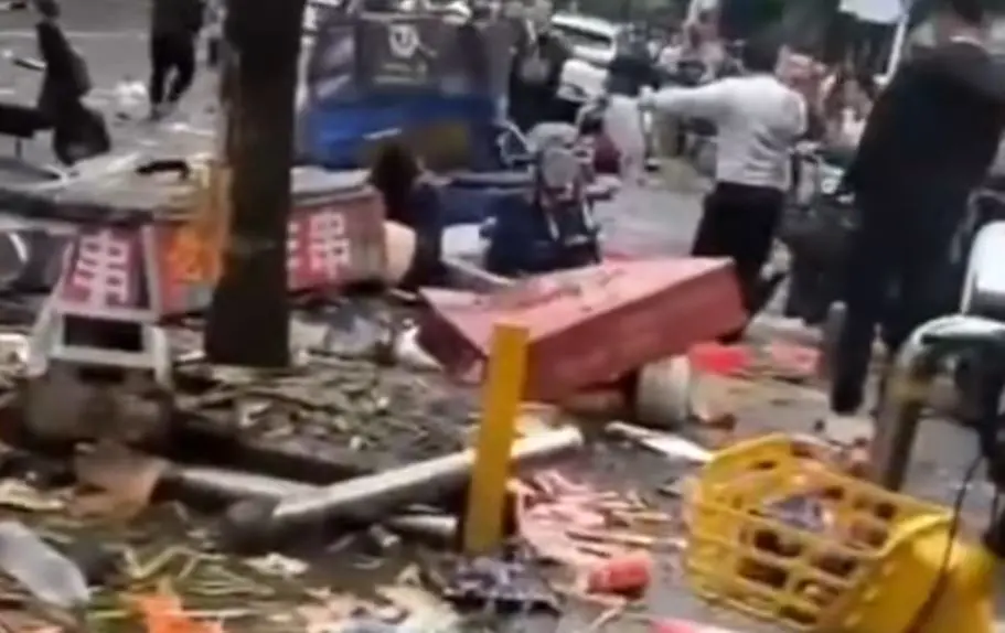 ▲中國深圳市寶安區驚傳發生一起轎車衝撞行人意外，事情發生在昨（5）天下午，但深圳公安今日才發出通報，稱事故造成1死3傷，肇事原因則是女駕駛身體突發不適，導致車輛失控。（圖／翻攝自微博）