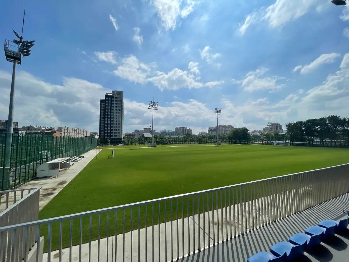 ▲柏文健康事業進行多次實地勘查與會議，並針對場地條件提出重新鋪設草皮等具體建議，可惜仍無法如期舉辦國際友誼賽。（圖／柏文健康事業提供）