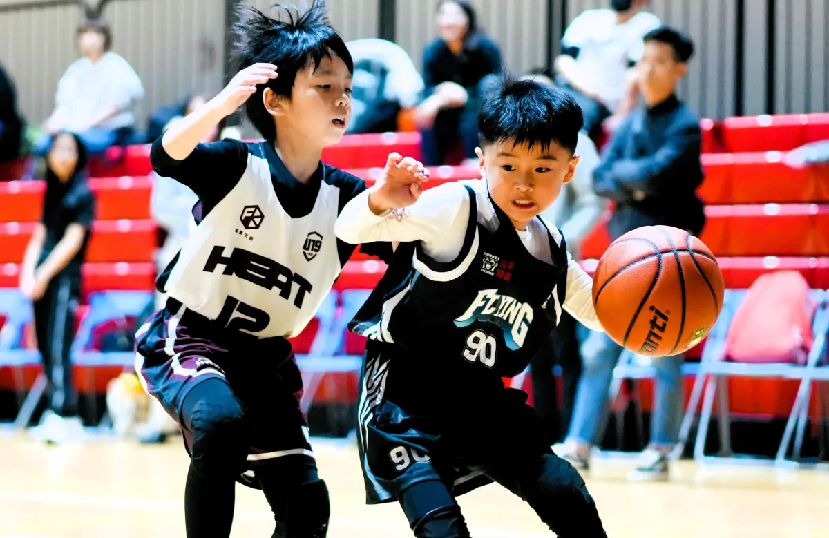 ▲面對強敵，Flying張皓閔（右）切入挑戰勇氣十足。(圖/U19籃球聯盟提供)