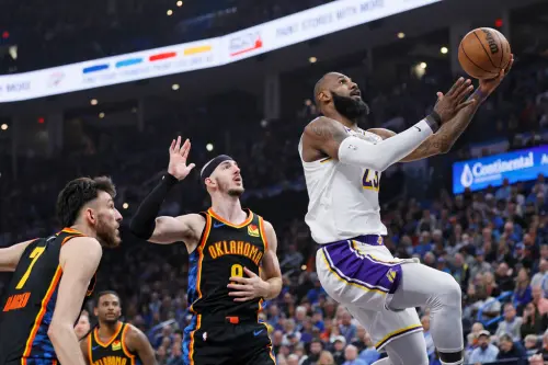 LeBron James(右)本戰輕鬆打,上場33分鐘拿到19分,全場幾乎都交給Doncic持球主攻。(圖/美聯社/達志影像) ▲LeBron James(右)本戰輕鬆打,上場33分鐘拿到19分,全場幾乎都交給Doncic持球主攻。(圖/美聯社/達志影像)