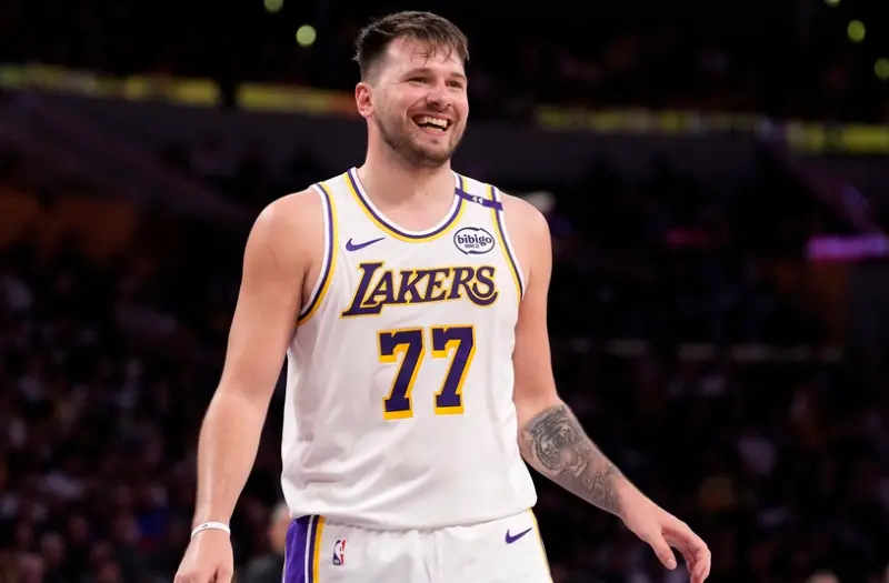 ▲Luka Doncic本戰被打到嘴角流血，白色球衣上都是血漬，但表現徹底覺醒，全場攻下30分、7籃板、6助攻與2抄截，還率領湖人意外打出雷霆陣容的「致命缺陷」。（圖／美聯社／達志影像）