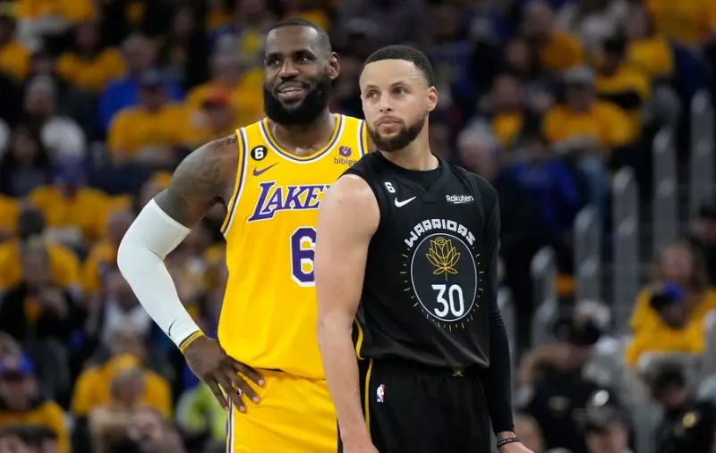 ▲根據《Basketball-Reference》大數據分析結果，湖人以現況來說，依舊有31.2%機率拿下西區第三席位，勇士則以25.2%居次，但考量後續賽程難易度，勇士被看好最終可以拿下49勝，鎖定西區第三，而湖人則會滑落至西區第四。（圖／美聯社／達志影像）