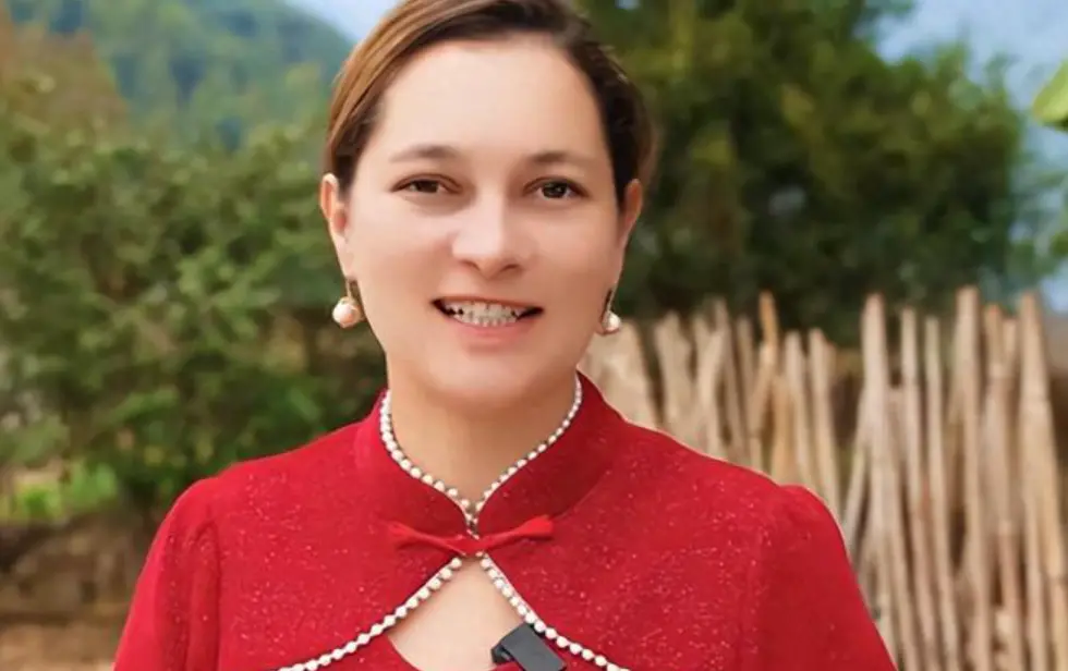 ▲以「洋媳婦」為看點在中國走紅的網紅「阿根廷奇娜」（如圖）昨日驚傳猝逝，享年38歲，讓粉絲震驚。因為奇娜5天前才上新影片，奇娜老公則證實她死因是低血糖症。（圖／阿根廷奇娜抖音）