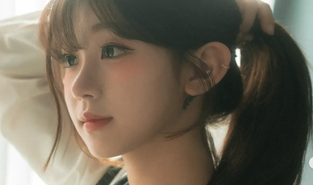 ▲李珠珢近日曝光一組身穿水手服拍攝的學生風格寫真照，她撩起頭髮露出耳後「隱藏版刺青」，清純美照吸引16萬人朝聖按讚。（圖／李珠珢IG）