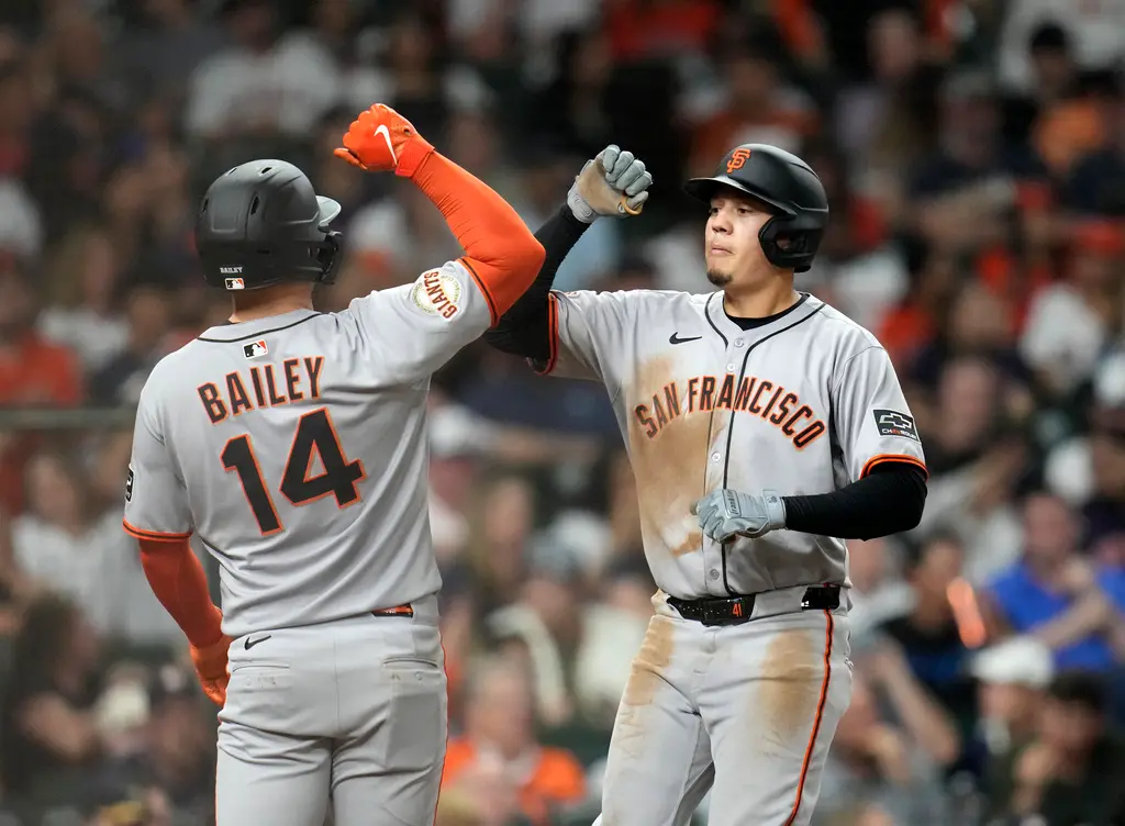 ▲Wilmer Flores（右）揮出再見安打，率領巨人在驚滔駭浪中，以5：4橫掃水手，勝率也超越道奇，獨居全聯盟第一。（圖／美聯社／達志影像）