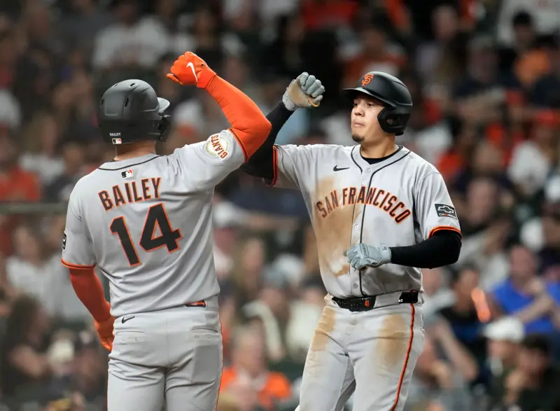 ▲Wilmer Flores（右）揮出再見安打，率領巨人在驚滔駭浪中，以5：4橫掃水手，勝率也超越道奇，獨居全聯盟第一。（圖／美聯社／達志影像）