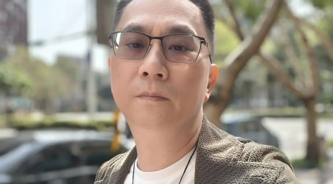 ▲台股受美國川普「對等關稅政策」大跌！擅於理財投資、擁有10億身家的486先生（如圖）預言未來3進場時間能夠賺進一筆，「美國時間周四會先買一些，第二波會在再過12天進場，接著再過8天把剩餘的錢都壓上。」（圖／翻攝自486先生臉書）