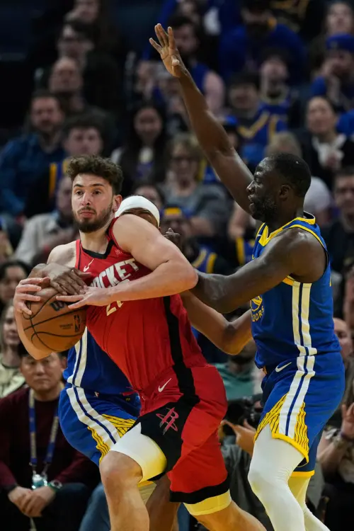 ▲Draymond Green（右）與Alperen Sengun發球搶位置時發生衝突，Green更吃到技術犯規，場面一度瀕臨失控。（圖／美聯社／達志影像）