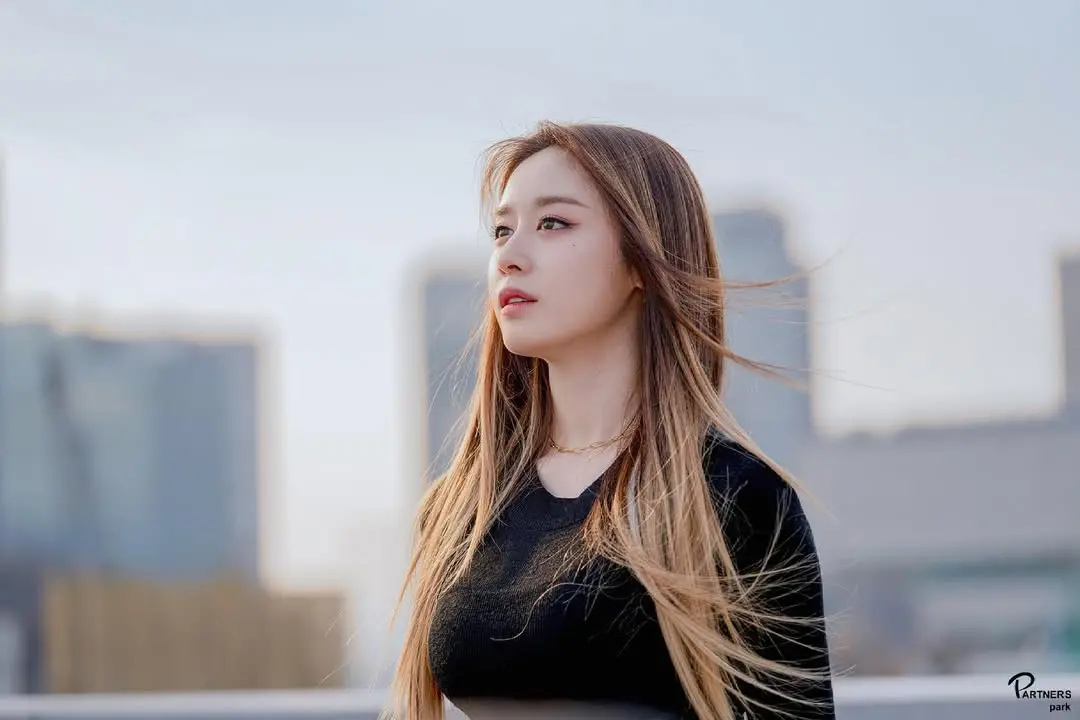 ▲南韓女團T-ara成員芝妍（如圖）於2022年結婚，於2024年11月離婚。昨（5）日，離婚滿5個月的芝妍於IG分享歌曲，當中歌詞寫著「你抽的菸比我的眼淚還多」，疑似在談離婚的心情。（圖／芝妍IG）