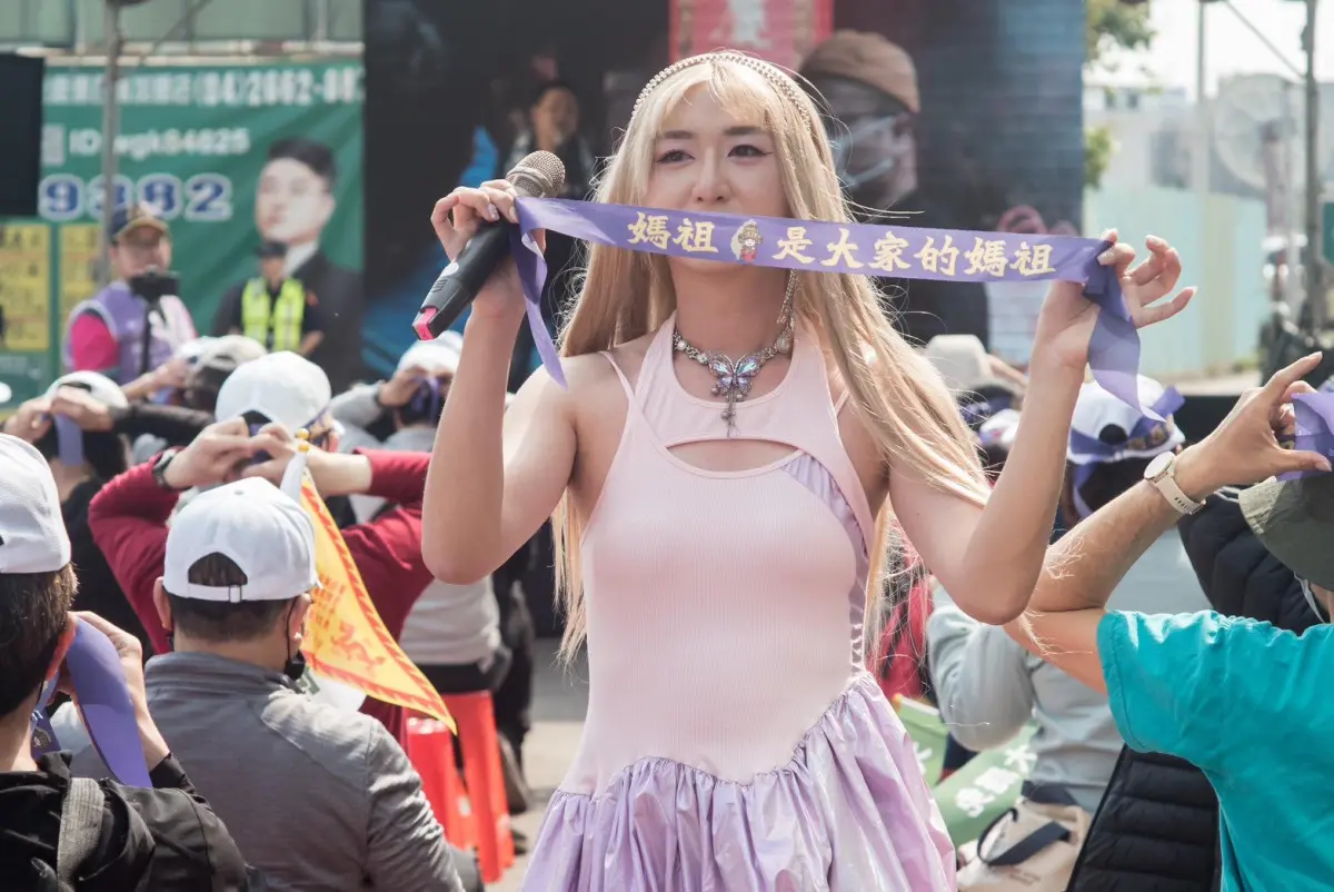 ▲網紅女神下午茶到立委中二選區參與「反共護台 媽祖祈福活動」。（圖／翻攝「解顏行動」臉書，2025.04.07）